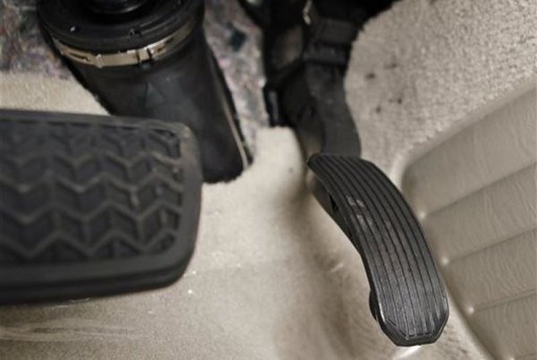 Поредната фатална грешка на съвременните автомобилни инженери е свързана с Toyota. През 2007 г. Националната администрация за безопасност на движението по пътищата на САЩ (NHTSA) разкри, че при седаните Lexus ES350 постелките могат да блокират педала на газта в напълно натиснато положение. 

След смъртта на семейство в Калифорния заради този дефект, японците трябваше да изтеглят около 9 милиона коли от марките Toyota и Lexus по света. В допълнение към репутационните щети, скандалът струва на автомобилния производител повече от милиард долара. Повече от 20 души станаха жертви на „залепналия педал".