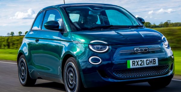 Цени от 27 000 евро

Fiat 500 бързо се превръща в легенда, когато за първи път се появява през 1957 г. След това -  през 2008 г., модерният 500 превзе света със скорост на буря. Днес най-новият 500 продължава това дълго наследство, само че този път с изцяло електрическа мощност.

Градският автомобил на Fiat все още има много от старинния чар на оригиналния модел, но, естествено, е нараснал малко по размер. По-малък е все пак от MINI хечбек, но има място за четирима пътници вътре заедно с прилично пространство за съхранение.

Във Fiat 500 се предлагат две батерии - 24kWh, предлагаща до 190 километра пробег, или 42kWh пакет с до 304 км.