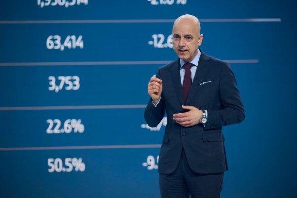 Въпреки по-ниските продажби, брутните приходи на групата се увеличават с над 28 на сто до общо 142.6 милиарда евро. Заслугата е отчасти на по-високите продажни цени, и отчасти на пълната интеграция на бившия китайски джойнт-венчър BMW Brilliance. Печалбата преди лихви и данъци (EBIT) скача от 16 милиарда евро преди година до 23.5 милиарда сега (+47%). Маржът на печалба е 16.5% за групата като цяло, и около 8.6% за автомобилния сегмент, което съвпада с поставените цели за между 8 и 10 на сто марж. 