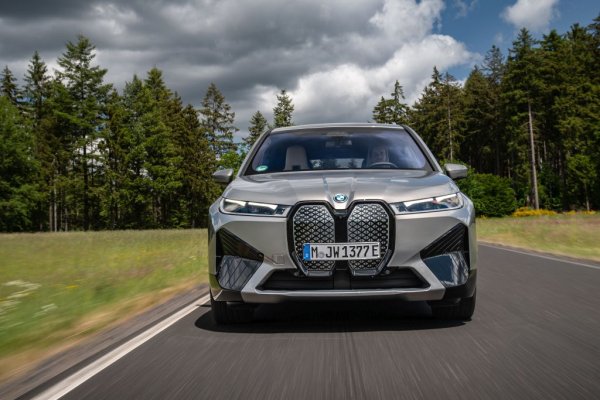 През 2022 BMW на практика е удвоила продажбите на чисти електромобили (BEV), пласирайки 215,000 автомобила. В това отношение тя изпреварва всичките си европейски конкуренти, и повечето нови играчи на този пазар от Азия и Америка. 
Очакванията са през 2023 бумът на електромобилите да продължи и те да съставят поне 15% от общите продажби на BMW. През първите два месеца на годината продадените BEV са двойно повече от същия период на 2022, потвърди Ципсе. През 2025 електромобилите трябва да са вече над четвърт от всички продажби. 
