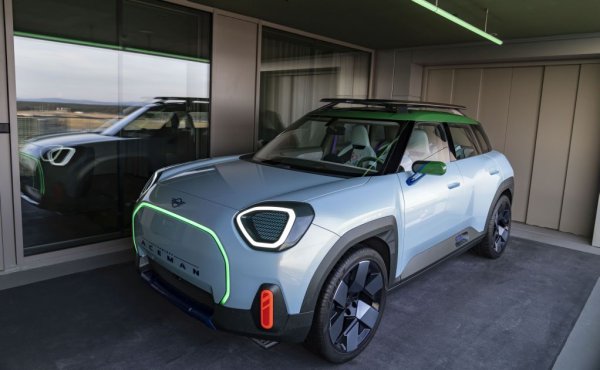 Другите две марки на BMW също вървят към електрическо бъдеще. MINI планира да премине изцяло към модели на ток около 2030 година. Плановете вече бяха загатнати с концерна MINI Aceman - електромобил без употреба на кожа и хром, и с принципно нов дизайн. Първият сериен електрически модел, вдъхновен от него, ще дебютира още тази година. През 2023 трябва да започне производството и на новото поколение MINI Countryman в Лайпциг. 