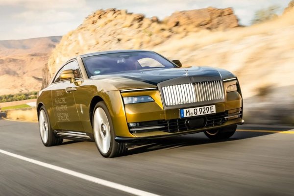 Rolls-Royce също ще премине към изцяло електрическа гама през 2030. Началото ще бъде поставено с новия Spectre, чиято световна премиера вече мина. 
Първите бройки от електрическия флагман ще бъдат доставени на клиенти още тази есен. 
