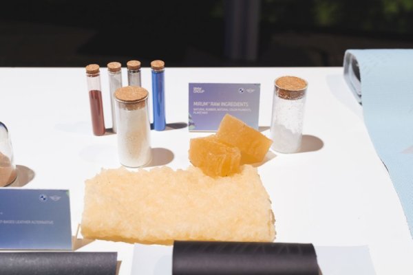 BMW продължава с усилията да намали въглеродния отпечатък не само на своите производство и автомобили, но и на доставчиците си. Успоредно компанията работи върху увеличаване на количеството рециклиран материал в колите си - от сегашните около 30% (рекорд за индустрията) до близо 100% към 2040 година. 