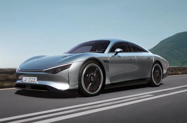 Първата новост от Щутгарт през следващата година може да се похвали с пробег от 1000 км, 8K-екран, триизмерна навигация, възможност за използване на слънчева енергия и електронни системи, базирани на импулсни невронни мрежи. Коефициентът на съпротивление е само 0,17. 