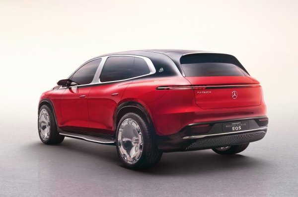 Интересните стилистични знаци включват лого, преплитащо се в оптиката, въздухозаборник с форма на кит в предната броня и 24-цолови джанти в ретро стил. Двуцветната каросерията се отличава с изобилие от хром. Вратите се отварят автоматично, когато хората се приближат до колата.