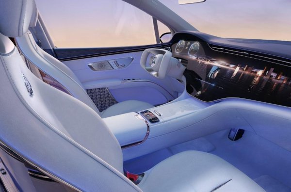 В интериора има три дисплея на мултимедийния комплекс MBUX Hyperscreen, седалки с декор от розово злато и тънки облегалки, текстилни вложки на вратите, стелки на пода и волан. Всяка от четирите седалки в салона разчита на електрически настройки и отделен таблет. 