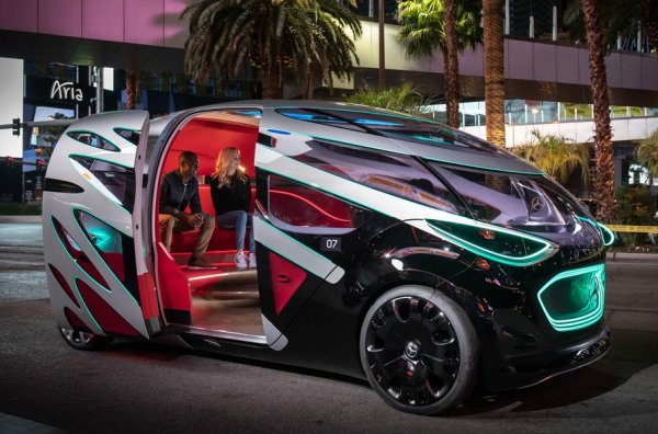 Отпред има LED-панел, който проектира &bdquo;цифрова сянка&ldquo; - така пешеходците или велосипедистите ще разберат, че колата ги вижда. Компютърната платформа се учи сама, следи трафика и планира доставките.