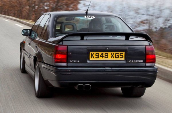 Това беше най-бързият седан на планетата, като законността му беше обсъждана дори в британския парламент, тъй като този автомобил беше прекалено опасен. Заради опасността от съдебни дела Lotus и Vauxhall обявиха, че колата развива максимална скорост от 280 км/ч. Хора от компанията, създала този истински звяр, обаче са били наясно, че автомобилът всъщност вдига 305 км/ч.