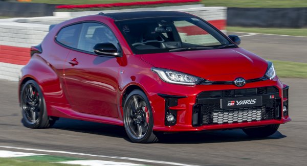Един от най-новите герои, които опровергават написаното в брошурата на производителя, е GR Yaris на Toyota. Малкият хот-хеч със задвижване на четирите колела би трябвало да ускори от 0 до 100 км/ч за 5,5 секунди, което е напълно достатъчно, за да накара VW Golf GTI да се засрами.
