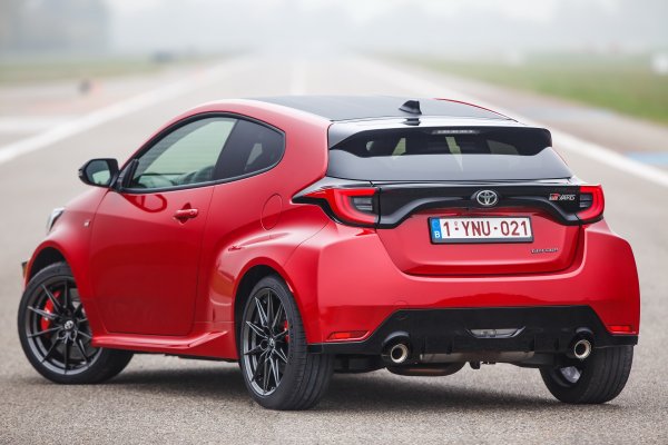 На тестовата писта на Top Gear японският автомобил успя да вдигне 100 км/ч само за 4,6 секунди. И това изглежда доста стряскащо за модел с подобни размери, който на всичко отгоре е с над 10 000 лири по-евтин от споменатия вече Golf GTI.