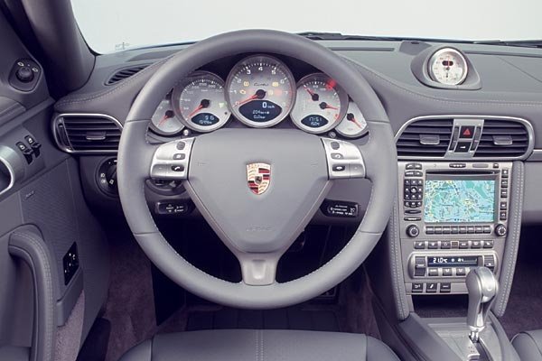 Интериорът съответства на останалите модели 911