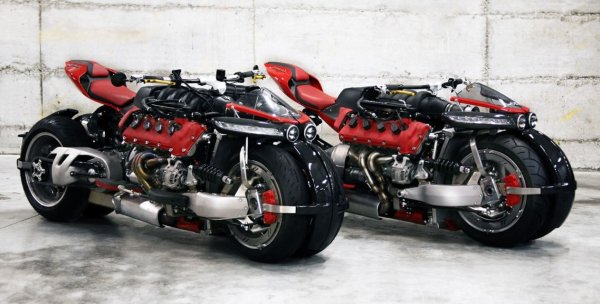 Въпреки мощността си, този 500-килограмов мотоциклет с четири колела е ограничен до максимална скорост от едва150 км/ч, вероятно от съображения за безопасност.
Подобно на Tomahawk, LM 847 не е просто концепция. Произведен е в десет екземпляра, като всеки се предлага на цена, започваща от около 225 000 долара.
