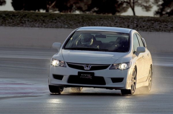 Докато европейците се радваха на хот-хеча Civic Type R (FN2), в родината на марката царуваше седан (FD2). Двата модела споделят едно име, но са много различни. Седанът за Япония разчита на 2,0-литров атмосферен мотор K20A с мощност 225 к.с. (евро-версията е с K20Z4 с 201 к.с.) и е задно независимо окачване, а не с торсионна греда. Има още спирачки Brembo, стандартен самозаключващ се диференциал и твърдо шаси. 