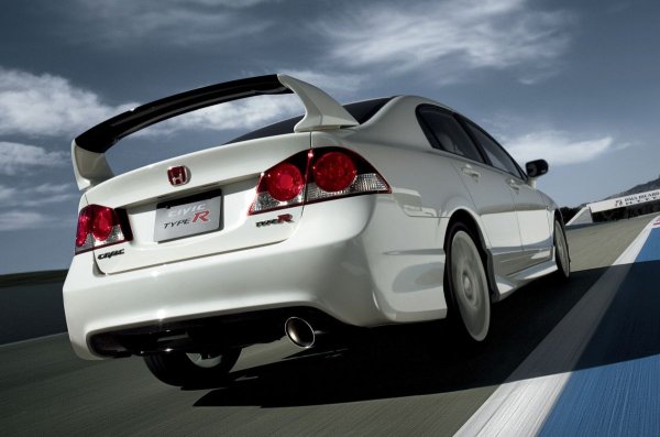 Автомобилът съвсем не е играчка за тийнеиджъри, а сериозна пистова машина, демонстрираща инженерния потенциал на компанията. Доказателство за това е времето на пистата &bdquo;Сузука&ldquo; (2 минути и 35,20 секунди), като то е по-бързо от суперавтомобила със средно разположен двигател Honda NSX (2 минути  и35,44 секунди), Mitsubishi Lancer Evolution VI, Mazda RX-7 и Nissan Skyline GT-R. 

