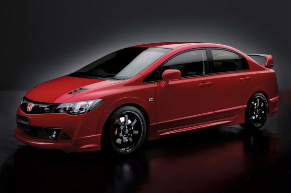 По-як от Type R (FD2) е само Mugen RR, пуснат в тираж от триста копия и разпродаден за десет минути. Фината настройка издигна спортната кола на още по-високо ниво - двигателят с различни разпределителни валове, персонализирано ECU и модифициран ауспух е форсиран до 240 к.с. при 8000 об/мин. Теглото е намалено до 1255 кг. Колата се отличава с червения си цвят, агресивен аеродинамичен бодикит, капак с вентилационни отвори и 18-цолови джанти. 