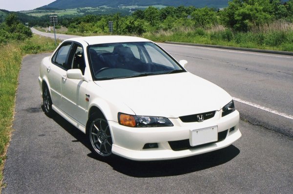 Помните ли шестото поколение Accord за Европа? Готина кола, особено &bdquo;горещият&ldquo; Type R с високооборотна 2,2-литрова &bdquo;четворка&ldquo; H22A7 с 212 к.с.! На японски пазар Honda продава Accord с модифициран външе вид, като неговата спортна версия се нарича Euro R. Под капака е поставен мотор H22A (220 к.с. при 7200 об/мин) с VTEC променливо газоразпределение и червен капак на клапаните. 