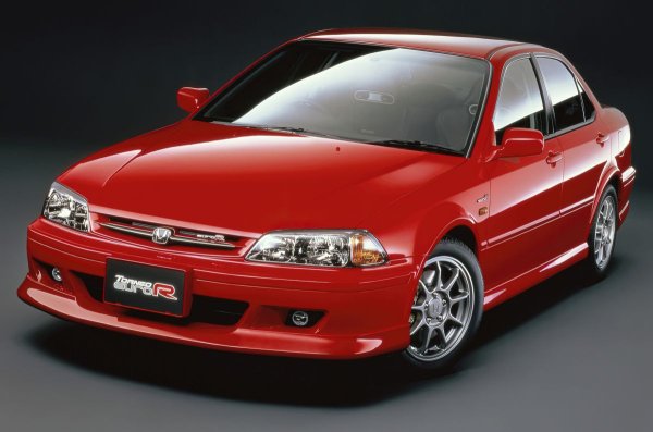 Accord Euro R ускорява забавно и емоционално, но драг-рейсингът не е неговата силна страна. За да разберете същността на един спортен седан, трябва да го карате добре по криволичещи маршрути и да се насладите на работата на спортно окачване и диференциал с ограничено приплъзване. Или карайте Honda Torneo Euro R, негово копие с леко модифициран дизайн на предната и задната част на каросерията, както и с друга оптика.