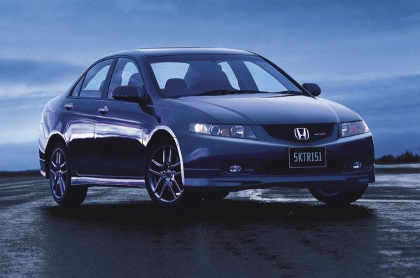 Потребителите в Европа бяха доволни от седмото  поколение на Accord, предлагано с 2,4-литров двигател със 190 к.с. В същото време японците се радваха на Euro R с 2,0-литров двигател K20A. При него най-добре е да се поддържат 6000 об/мин, когато е активирана системата за променливо газоразпределение i-VTEC. В този момент тази Honda се трансформира и демонстрира изразително пиковите 220 к.с. Ускорението от 0 до 100 км/ч отнема 7 секунди, което не е никак зле за 2,0-литров атмосферен мотор.