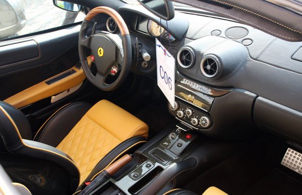 Шокиращият P540 Superfast Aperta е "изваян" от 599 GTB Fiorano във фабриката на Pininfarina и има за цел да напомни за ретро модела Ferrari 330 LM, който се появява във филма "Невероятни истории" от 1968 година.