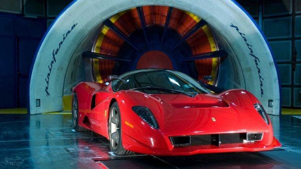 Днес Джеймс Гликенхаус е известен в автомобилните среди като производител на суперавтомобили под марката SCG (Scuderia Cameron Glickenhaus). Преди десетилетие и половина американецът е "само" прочут филмов продуцент, съвсем не безразличен към бързите и редки автомобили. Резултатът от тази любов е на снимката.