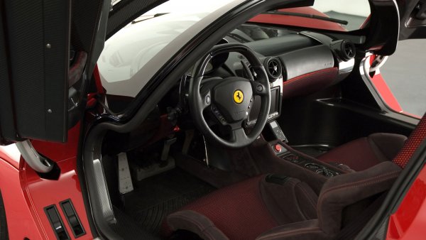 През 2006 г. той носи цяла торба с пари в Маранело с молба да се направи нещо уникално и дяволски бързо. И задължително да напомня на концепта Ferrari 250 PS от 1968 г. След като преработва щателно суперавтомобила Enzo (казват, че аеродинамиката е дори по-добра от тази на първоизточника), Pininfarina дава на Гликенхаус модел с индекс P4/5. Двигателят V12 с мощност 660 коня ускорява колата от място до 100 км/ч за 3,55 сек.