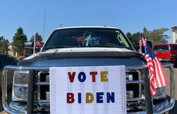 Планът за борба с климатичните промени на Джо Байдън предвижда не само да се възстановят наложените при Обама мерки (производителите да намаляват средните емисии с 3.5% годишно до 2021, и с по 5% годишно до 2025), но и те допълнително да се затегнат. Предизборната програма не казва точно как, но според някои съветници на Байдън става дума за поне 6% годишно намаление на емисиите. Това ще е много тежък удар за производителите на големи SUV и пикапи. Трите американски гиганта вече заявиха, че решението на Тръмп да коригира годишното намаляване на емисиите до 1.5% им е спестило 1 милиард долара допълнителни разходи. 
Впрочем производителите не са единодушни. Ford, VW и Honda подкрепиха по-строгите мерки в Калифорния и доброволно предложиха да ги изпълняват. В същото време GM, Toyota и Fiat-Chrysler се обявиха твърдо против тях. 
