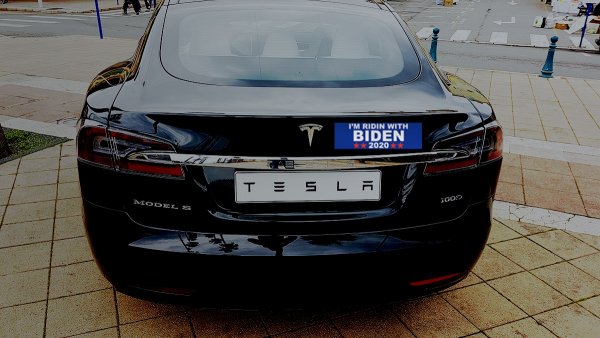 На теория, а и по собствените му думи, Байдън би трябвало да е застъпникът на безусловната свободна търговия. Но демократът също обещава да субсидира онези, които произвеждат на американска земя. Той предлага схема "кеш за трошки", с която да субсидира онези американци, които пожелаят да заменят стария си автомобил за нов - само че новият трябва да е Made in USA. Като изключим Tesla, това ще е в ущърб на всички щатски гиганти с големи заводи в Мексико и Канада. 
