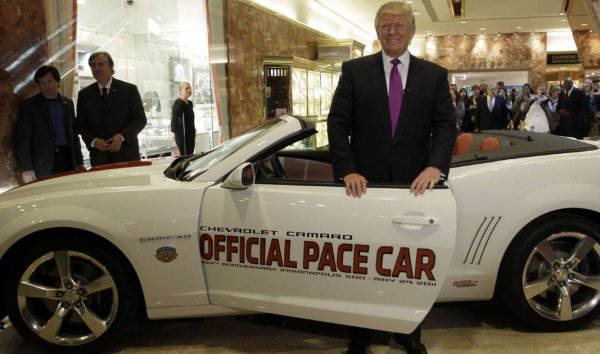 Плановете на Тръмп за работните места в автомобилния сектор продължават да се основават на подпомагане на местното производство и облагане на вносното с допълнителни мита и такси. Впрочем и опонентът му не декларира категорично, че ще отмени новите мита с Китай - а само, че ще ги подложи на "повторна оценка". 
