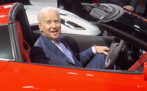 Байдън обещава, че плановете му за борба с климатичните промени ще създадат "1 милион нови работни места" в автомобилния сектор, но не е съвсем ясно откъде ще дойдат те. Най-големият работнически синдикат в тази индустрия - UAW - вече му декларира подкрепата си. Но UAW подкрепи и Хилъри Клинтън преди четири година, а поне една трета от членовете му след това демонстративно гласуваха за Тръмп. Според едно проучване мнозинството автомобилни работници смятат, че преходът към електромобили заплашва работните им места. 

