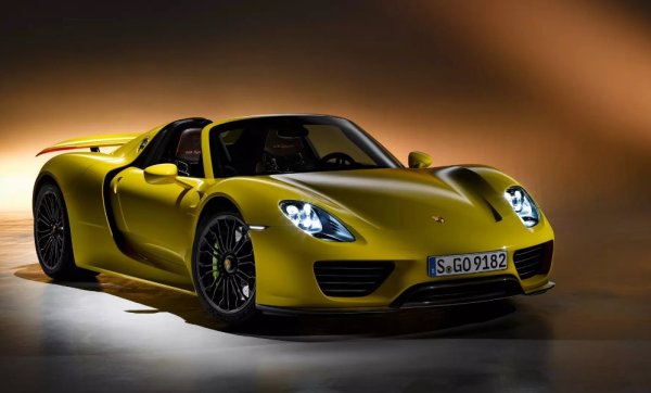През 2013 г. Porsche, McLaren и Ferrari пуснаха на пазара бензиново-електрически модели, които представляваха върха на инженерството и останаха в историята под красивата концепция на „Светата троица на хиперавтомобилите“. 

918 Spyder е един от тях, като конструкцията му е силно повлияна от състезателната технология. Шасито напомня анатомията на Porsche от „Льо Ман“, а 4,6-литровият V8 с атмосферно пълнене е базиран на архитектурата на прототипа RS Spyder LMP2. 


