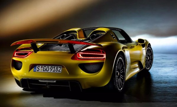 Plug-in хибридната система, презареждана от външен източник (887 к.с. в пика си), включва двигател с вътрешно горене, два електрически мотора (единият от тях задвижва предните колела) и седемстепенна преселективна роботизирана скоростна кутия.

Характеристиките на 918 Spyder са невероятни за времето си - ускорение от място до 100 км/ч за 2,6 секунди, максимална скорост от 345 км/ч и отличен резултат на „Нюрбургринг“ - 6 минути 57 секунди. Тези резултати впечатляват и днес. Произведени са 918 бройки, като някои получават опционалния пакет Weissach - магнезиеви джанти BBS и редица екстериорни елементи от въглеродни влакна.
