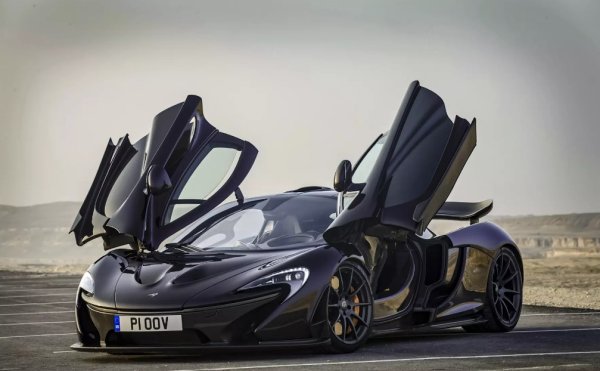 На 918 Spyder не беше позволено да почива на лаврите си, тъй като се появи това британско чудовище със своя шикозен екстериор и плашещ потенциал. Името P1 (&bdquo;първа позиция&ldquo;) не е произволна комбинация, а символична препратка към 182 победи и 155 полпозишъна на екипа на McLaren във Формула 1 към момента на раждането на хиперколата. 
