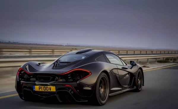 В нейната основа е карбонов монокок, а каросерията, между другото, също е направено от въглеродни влакна. Задвижването става с 3,8-литров V8 с два турбокомпресора, електрически мотор и седемстепенен &bdquo;робот&ldquo; с два съединителя, който задвижва задните колела. Пробегът в екологичен режим е около 10 км. Съвкупната мощност при P1 е 916 к.с. и  и 900 Нм.
