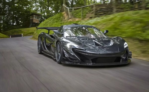 Динамичните характеристики са стряскащи - ускорение до 100 км/ч отнема 2,8 секунди, до 200 км/ч - 6,8 секунди, а до 300 км/ч - 16,5 секунди. Максималната скорост е ограничена по електронен път на 350 км/ч. За две години в Уокинг са произведени 439 бройки, като сред тях има и пистови P1 GTR.
