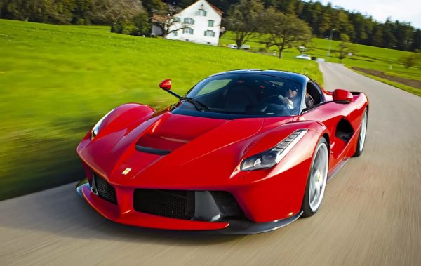 Третият член на елитния клуб &bdquo;Света троица на хиперколите"  е истински шедьовър. Автомобилът със задно предаване е изграден върху подсилена с въглеродни влакна пластмасова конструкция. Източникът на мотивация и харизма е атмосферен 6,3-литров V12 с мощност 800 к.с. С електрическата система HY-KERS, която идва от света на Формула 1, общата мощност достига 963 к.с. 
