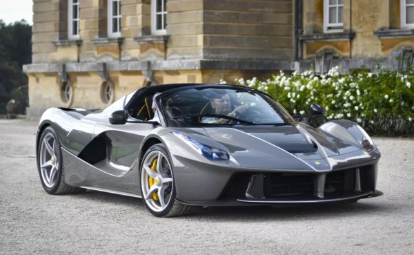 Светкавично бързият седемстепенен преселективен &bdquo;робот&ldquo; също помага за достигане на 300 км/ч за 15 секунди, а максималната скорост надхвърля 350 км/ч. LaFerrari се произвежда от 2013 до 2018 г. Общият тираж е 710 бройки., от които 210 отворени Aperta (на снимката).
