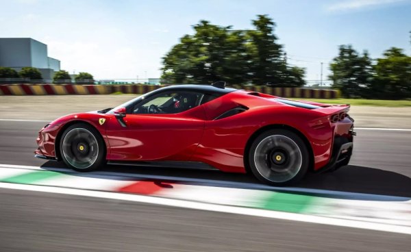 През 2019 г., по повод 90-годишнината на Scuderia Ferrari, компанията поднесе на себе си и своите фенове великолепен и епохален подарък. Това е първият акумулаторен хибрид в историята на Ferrari, първата суперкола със задвижване на всички колела (именно суперкола, спортното комби FF не се брои), първият флагман на марката от повече от тридесет години с V8, а не с каноничният атмосферен V12. 

Двигателят с вътрешно горене е създаден от 3,9-литров мотор чрез увеличаване на обема до 4,0 литра и други подобрения. Той произвежда 780 к.с. и 800 Нм &ndash; не много повече от 3,9-литровия двигател на F8 Tributo. Но като се вземат предвид три електрически мотора, мощността вече е 1000 к.с.
