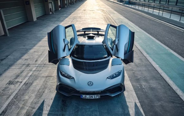 Екипът на Mercedes срещна доста проблеми с този проект, а шефът на компанията Ола Калениус дори се пошегува, че шефовете, които са го одобрили, са били пияни. Разбира се - идеята за поставяне на вътрешностите на болид от Формула 1 в пътен автомобил едва ли ще хрумне на някого на трезва глава. 

Прототипът дебютира през 2017 г., а серийната версия трябваше да бъде готова в началото на 2019 г., но това не се получи, тъй като хиперколата се оказа много сложна. Адаптирането на състезателните технологии за &bdquo;гражданска&ldquo; употреба отне много време. В резултат на това дългоочакваната премиера се състоя едва през 2022 г., за да отбележи 55-годишнината на състезателното подразделение AMG.
