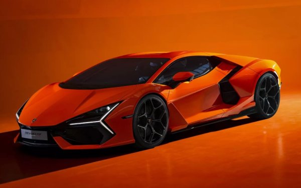 Aventador беше добър, но атмосферната мощност на двигателя постепенно се предаде на конкурентите с турбокомпресор. В Lamborghini обаче не се отказаха от своята философия и призоваха електричеството на помощ, но и подготвиха някои изненади с двигателя с вътрешно горене. 

Използваният в случая V12 с обем 6,5 литра е най-мощният и най-лек агрегат от този тип в историята на марката - 825 к.с. при 9250 об/мин и тегло от 218 кг. Освен това той е завъртян на 180 градуса спрямо двигателя на Aventador, а осемстепенната преселективна скоростна кутия е закачена отзад.
