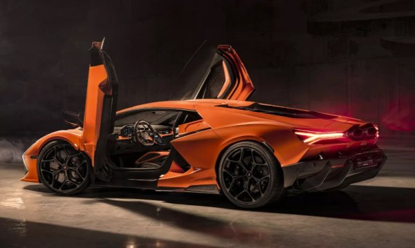 Предният мост се задвижва от два електрически мотора. Тяговата батерия, интегрирана в трансмисионния тунел със скромен капацитет от 3,8 kWh, има висок специфичен капацитет от 4500 вата на килограм и осигурява 10 км пробег в еко режим. Може да се зарежда от външен източник - Revuelto е първият plug-in хибрид на Lamborghini. 

Потенциалът и динамиката гарантират много вълнуващи и жизнеутвърждаващи моменти! Комбинирана мощност от 1015 к.с ускорява суперкупето до 100 км/ч само за 2,5 секунди. Максималната скорост е над 350 км/ч.
