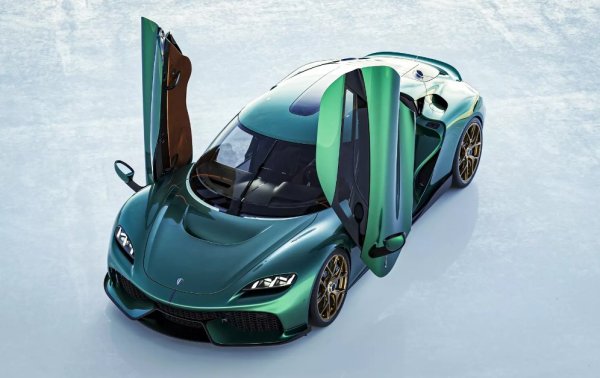 Шведската компания Koenigsegg съвсем основателно нарича своите творения &bdquo;мегаколи&ldquo;. Gemera е мега-машина като характеристики и набор от конструкторски решения, като спокойно може да бъде определена като един от най-необичайните автомобили на света. 

И с право - къде другаде може да се види 2,0-литров двигател с TFG (Tiny Friendly Giant) с технология FreeValve (вместо разпределителни валове се използват пневматично-хидроелектрически задвижващи механизми) и сух картер? За тези, за които това не е достатъчно, трябва да обърнат внимание на модификацията с 2300 к.с., разчитаща на 5,0-литров V8. 
