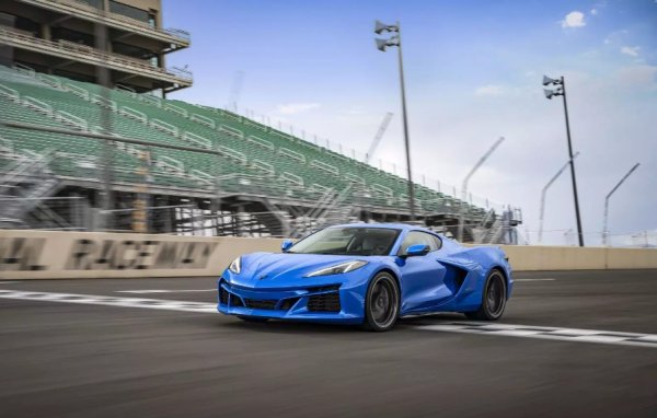 Новото време изисква свежи решения и една от легендите в автомобилната история нямаше как да остане встрани. Американската суперкола използа опцията E-Ray, при която предната ос се задвижва от електрически мотор с мощност 162 к.с. Отзад е поставен V8 LT2 с обем 6,2 литра (502 к.с.) с деактивирани при ниски натоварвания четири цилиндъра. 
