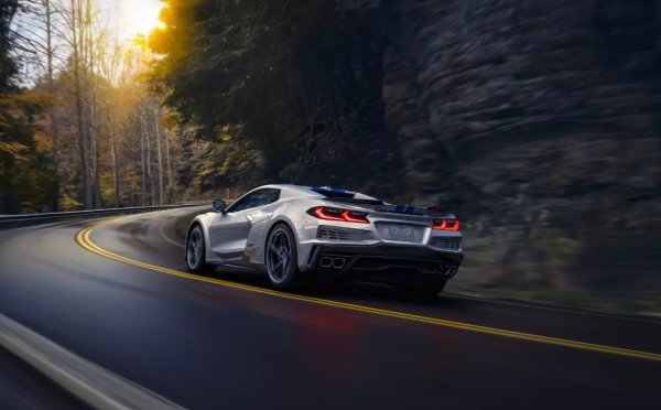 Съвкупната мощност е 664 к.с., което изглежда малко в сравнение с други хибриди. Задвижването на четирите колела обаче позволява ускорение от 0 до 100 км/ч за 2,5 секунди и преминаването на 1/4-миля за 10,5 секунди. Има и Има изцяло електрически режим Stealth за шофиране със скорост до 72 км/ч.

E-Ray е точно като базовия Corvette Stingray, но приликата е измамна - широчината на каросерията е по-голяма, а опашката имитира Corvette Z06 с високооборотен 5,5-литров атмосферен двигател. Оборудването включва адаптивно окачване и карбоново-керамични спирачки Brembo.