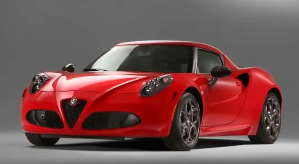 Alfa Romeo 4C беше интересна кола, но се сдоби с лоша репутация заради някои странности при управлението и факта, че му липсваше ръчна скоростна кутия. Ако не беше друго превозно средство в този списък, употребявана 4C може да е най-евтиният автомобил, който можете да закупите с шаси от въглеродни влакна.

Произвеждан между 2013 г. и 2020 г., 4C се продаваше на разумна цена, когато беше нов - малко под 60 000 долара. Но в наши дни употребяван модел може да се купи само за 35 000 долара. При тираж от едва 9000 бройки, този автомобил вероятно ще привлече внимание.
