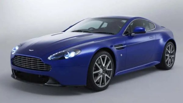 Aston Martin Vantage все още е на пазара &ndash; и е по-добър от всякога. Поколението, което дебютира за моделната година 2005, беше напълно различно превозно средство, но не по-малко интересно. Производството продължи до 2018 г. и оттогава цените паднаха рязко.

Можете да очаквате да платите между 35 000 и 60 000 долара за достъпен Vantage от онази епоха, който се предлага стандартно с V8 двигател с 385 к.с. Версиите с ръчни скорости и V12 обаче си остават недостъпни.
