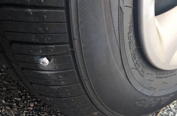 Важно е да се знае, че ремонтният кит за гуми е ефективен за малки спуквания, като класическото забиване на пирон или рапидка. Но ако дупката е по-голяма (обикновено с диаметър над 4 мм) или гумата е сцепена, няма смисъл да хабите спрея. В такъв случай ще трябва да смените колелото, ако имате резервно, или да се обърнете към пътна помощ / сервиз.