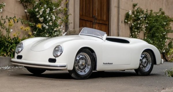 Първата кола, продадена под марката Porsche, e 356. За едни е вечно произведение на изкуството, за други &bdquo;настъпен&ldquo; автомобил на VW. 

Фердинанд Порше черпи много от предишната си работа върху Beetle, за да създаде първата спортна кола, пусната на пазара с негово име. 356 включва и двигател на Volkswagen, който генерира само 35 конски сили и го прави бавен според стандартите на съвременните спортни автомобили. Но е лек, пъргав и развива 135 км/ч, което за времето си е супер постижение.

356 има прост, но ефективен дизайн и определя плана, който Porsche ще продължи да следва много десетилетия напред. И ако не е най-революционната немска кола като дизайн, то поне втората след Beetle.
