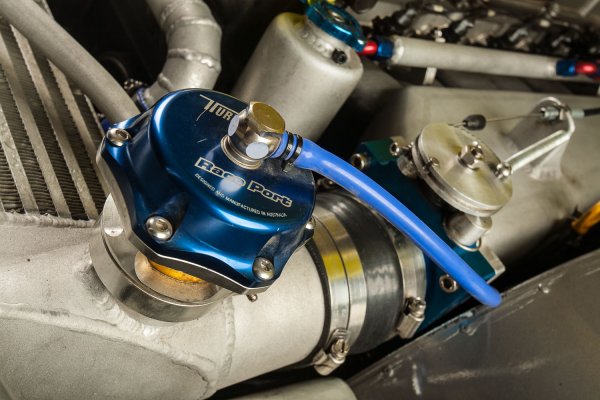 Турбината, която стои на пътя на отработените газово намалява шума от изпускателната система. Разбира се, автомобилите с атмосфени двигатели също трябва да отговарят на нормите за шум, но в случая, когато пулсация при налягането е по-малка, а  честотата на трептене - по-голяма, конструкцията за подтискане на шума при турбомоторите е по-лека и съответно по-евтина.
