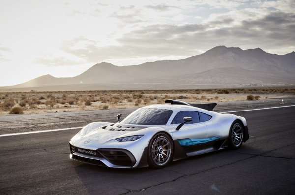 Опитите да се превърне болид от Формула 1 в автомобил за обществените пътища още не се увенчават с успех: германската компания постоянно отлагат старта на масовото производство на хибрида One именно заради проблеми с адаптацията на сложната задвижваща система. Купето с огромна надлъжна "перка" е оборудвано с хибридна система от състезателния болид Mercedes F1 W07 Hybrid. Тя включва 1,6-литров турбо двигател, 8-степенна роботизирана скоростна кутия, пет електромотора и литиево-йонна батерия. Прогнозната мощност е 1034 к.с. Mercedes-AMG планира да направи 275 копия на суперхибрида One. Цената на всеки автомобил ще бъде около 2,7 милиона долара.