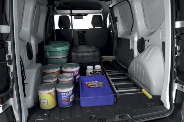 Товарното пространство зад седалките започва от 3.3 кубични метра и може да достигне до 3.7 кубични метра, или 3700 литра, което също е рекорд за сегмента. 
Максималната товароносимост е 780 кг на бензиновите варианти и 650 кг при дизеловите. 
